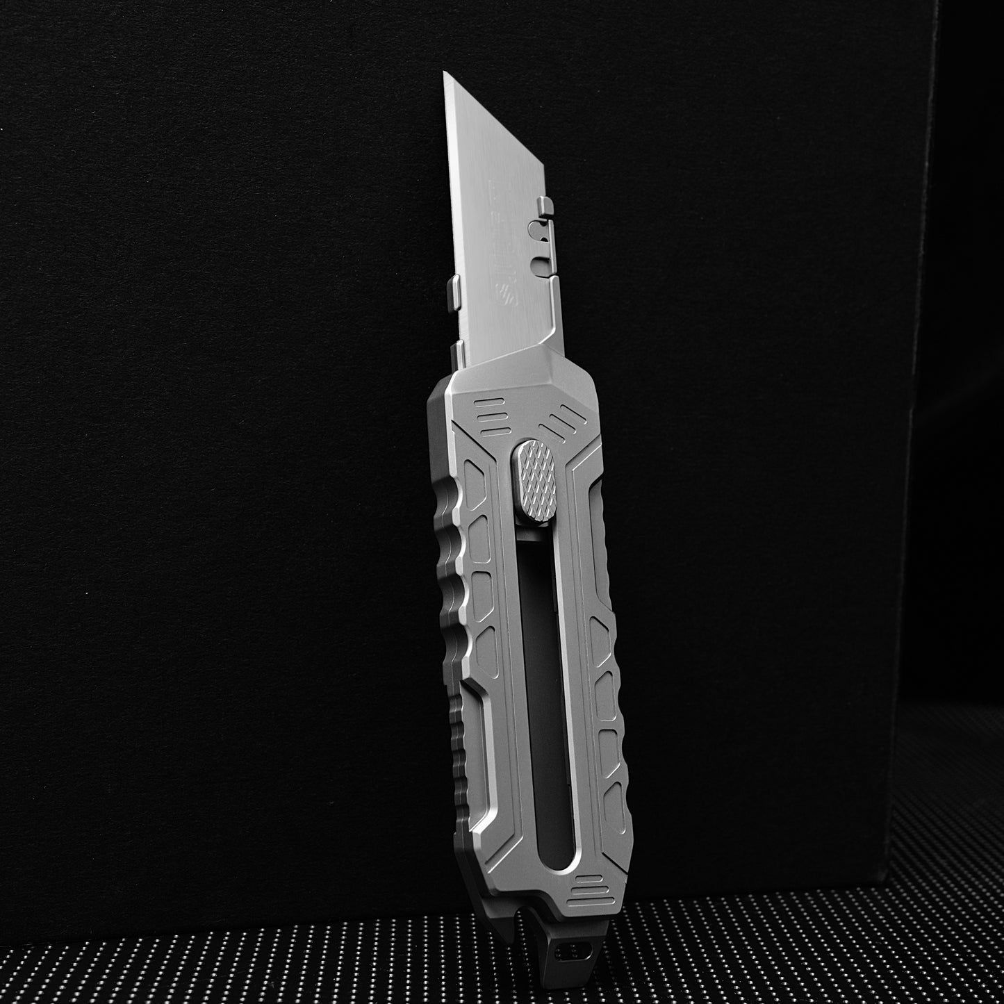 Titanium alloy utility knife push-pull quick-change blade, ten pieces for free, suitable for blades