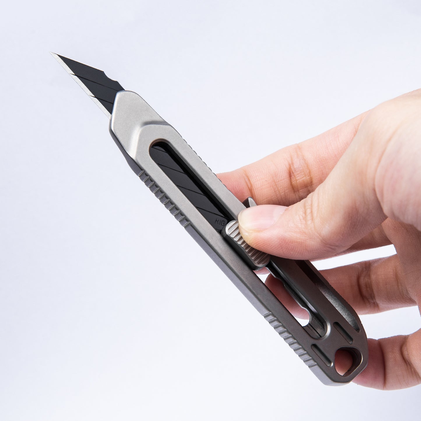 Titanium alloy small EDC retractable box cutter paper knife, can cut fruit open express, free 10 pieces of carbon steel blade