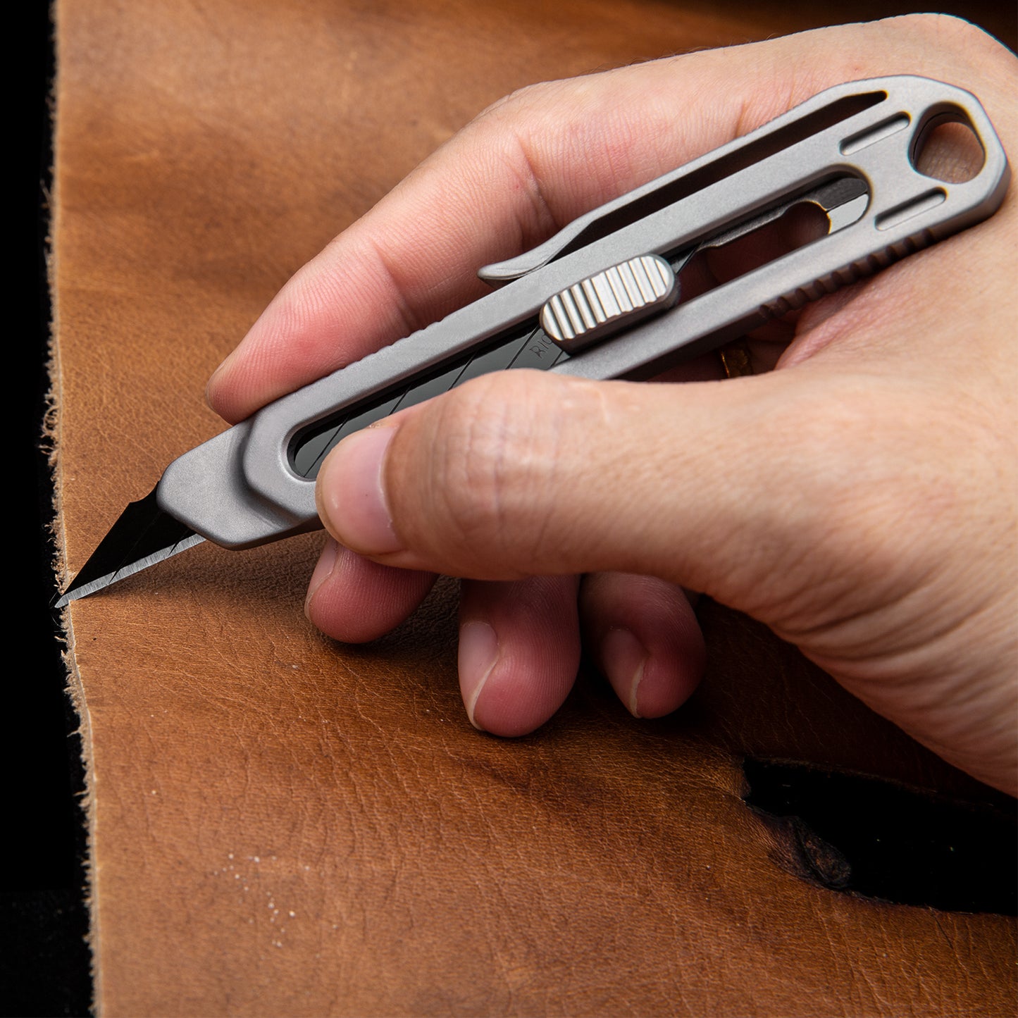 Titanium alloy small EDC retractable box cutter paper knife, can cut fruit open express, free 10 pieces of carbon steel blade