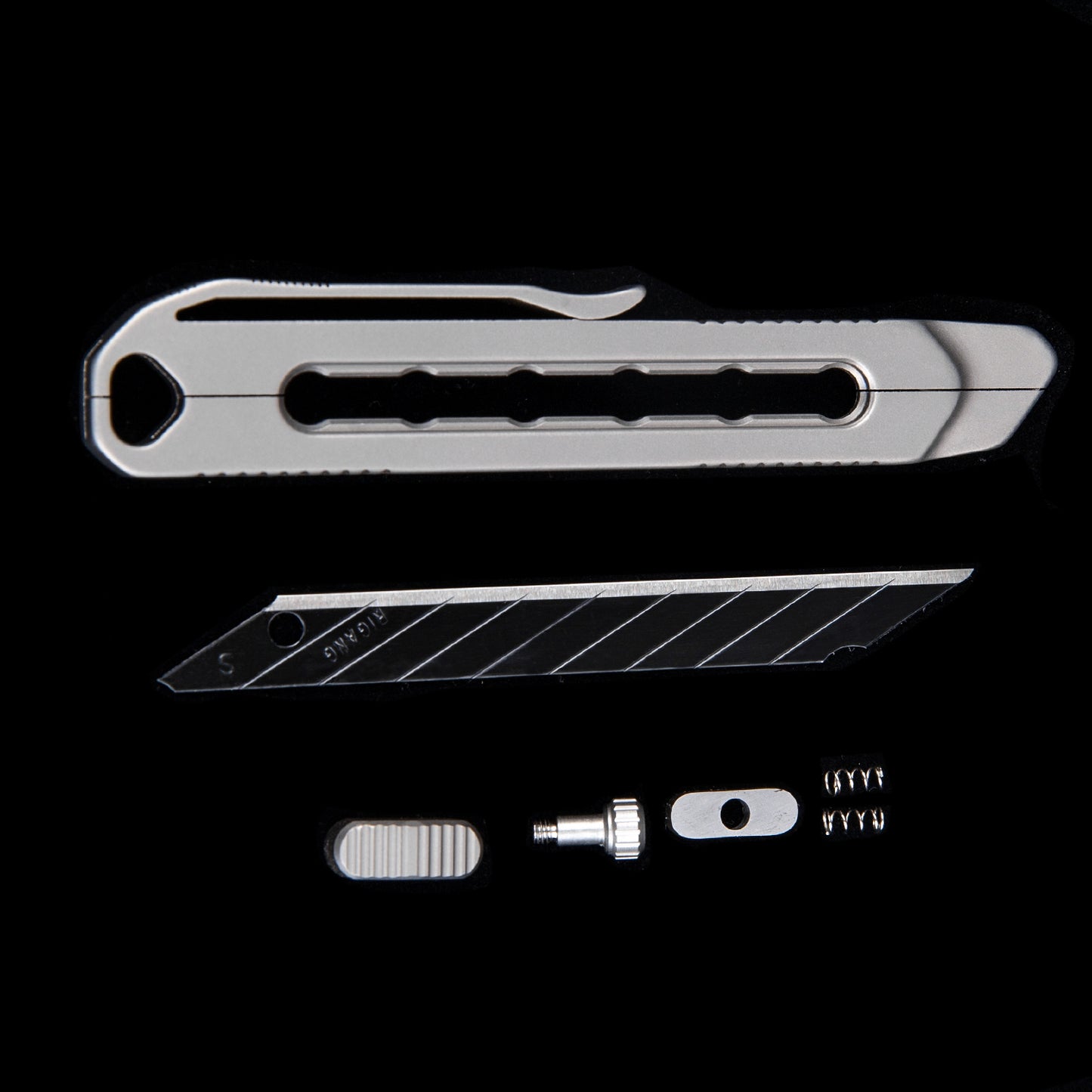 Titanium alloy small EDC retractable box cutter paper knife, can cut fruit open express, free 10 pieces of carbon steel blade