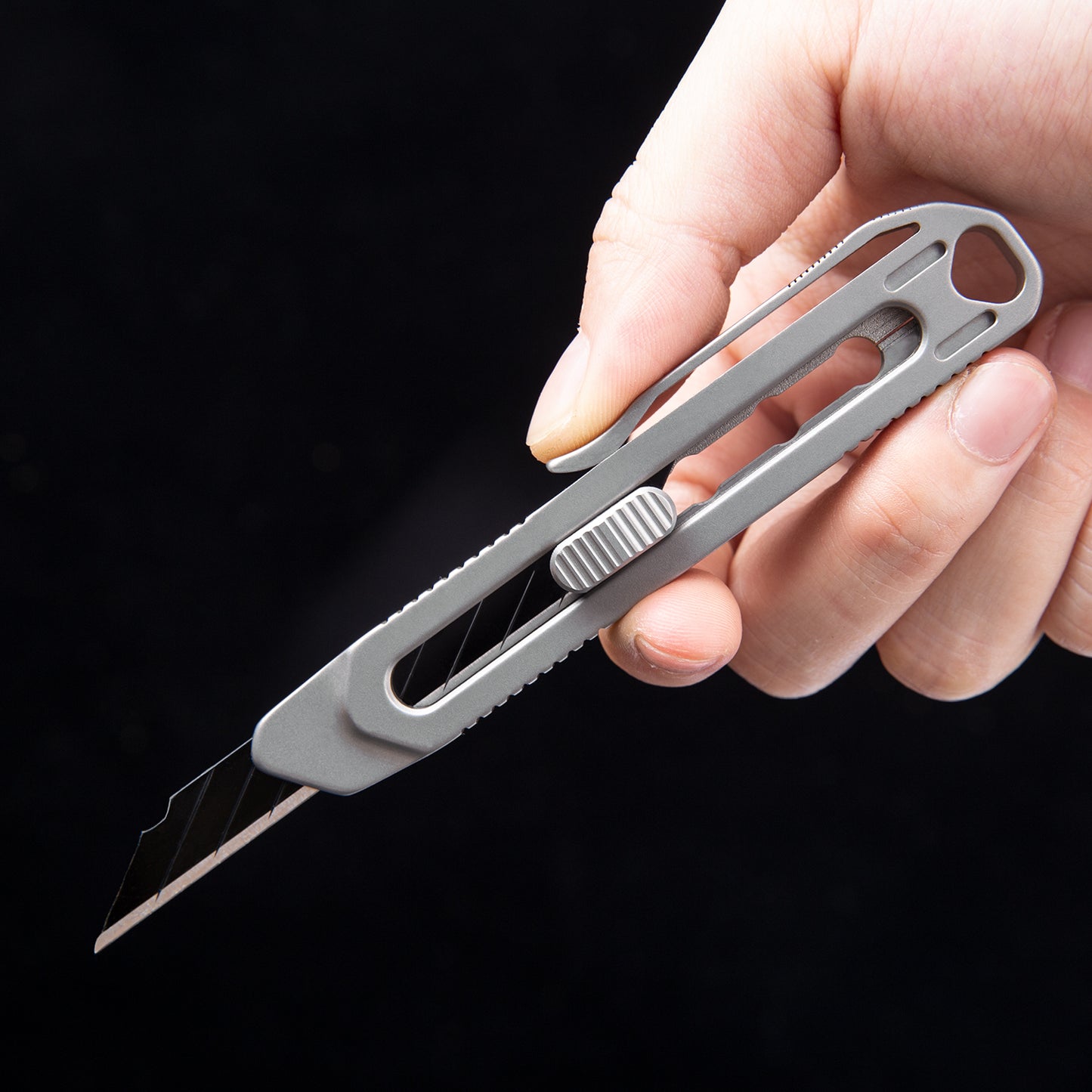 Titanium alloy small EDC retractable box cutter paper knife, can cut fruit open express, free 10 pieces of carbon steel blade